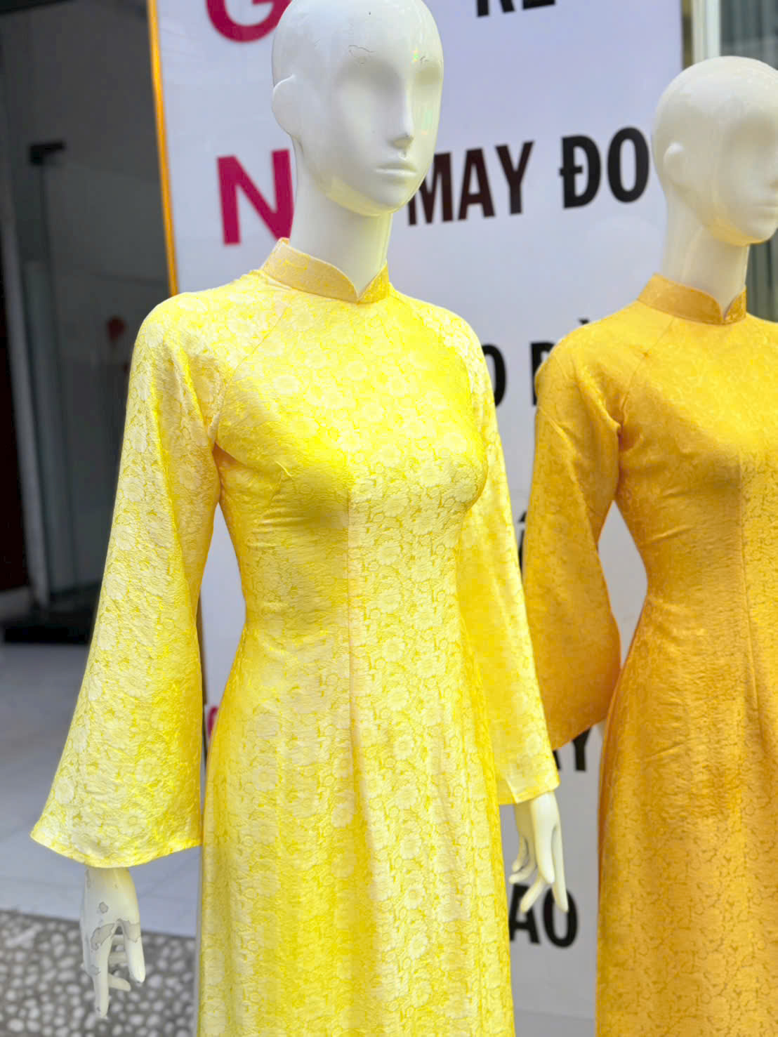 Áo dài cưới vàng kem hoa văn nổi sang trọng