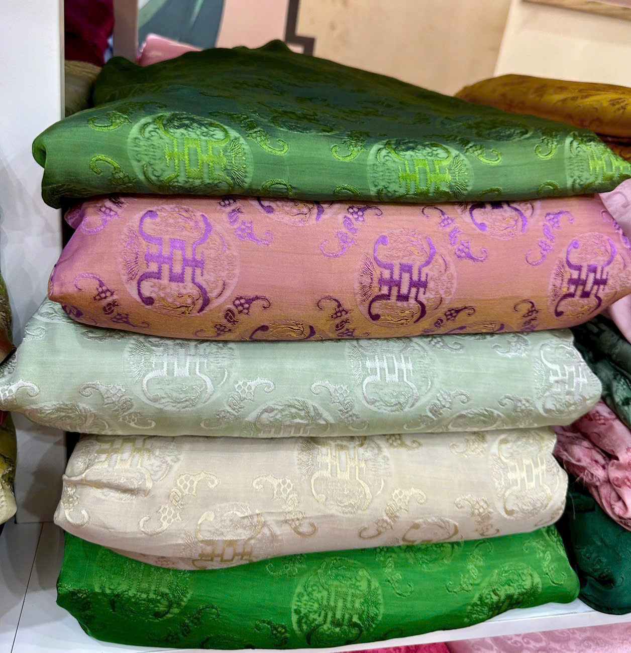 Vải gấm lụa dệt hoa